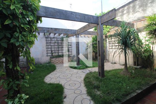 Fundos da casa de casa à venda com 3 quartos, 334m² em Parque Guarapiranga, São Paulo