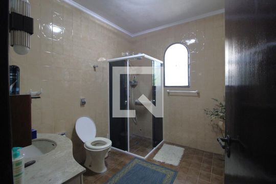 Banheiro comum de casa à venda com 3 quartos, 334m² em Parque Guarapiranga, São Paulo