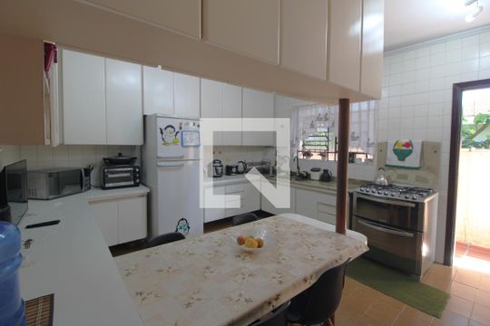 Cozinha de casa à venda com 3 quartos, 334m² em Parque Guarapiranga, São Paulo