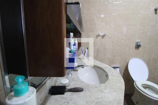 Pia banheiro comum de casa à venda com 3 quartos, 334m² em Parque Guarapiranga, São Paulo