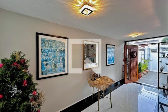 Entrada  de casa à venda com 4 quartos, 250m² em Santo Amaro, São Paulo