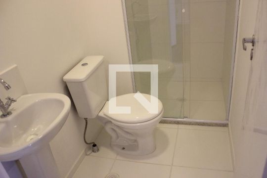 Banheiro de apartamento para alugar com 1 quarto, 28m² em Vila das Bandeiras, Guarulhos