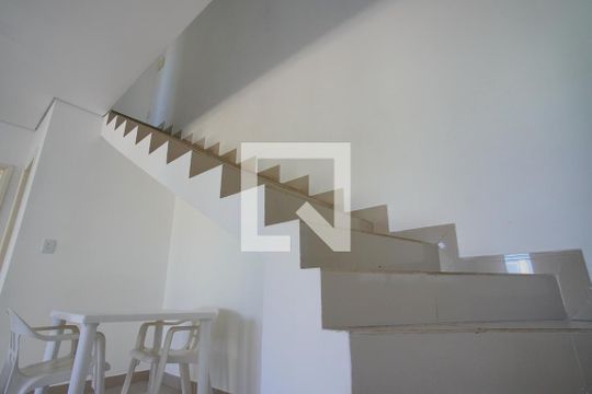 Escada - Segundo Andar de casa para alugar com 2 quartos, 100m² em Rubem Berta, Porto Alegre