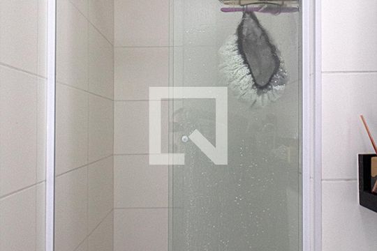 banheiro social_2 de apartamento para alugar com 2 quartos, 32m² em Parque Fongaro, São Paulo