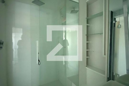 Banheiro da suíte de apartamento à venda com 3 quartos, 160m² em Lagoa, Rio de Janeiro