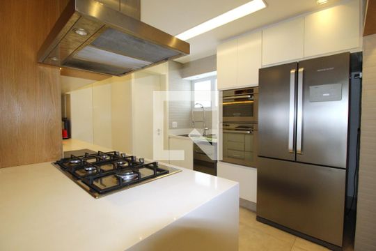 Cozinha de apartamento para alugar com 2 quartos, 120m² em Itaim Bibi, São Paulo