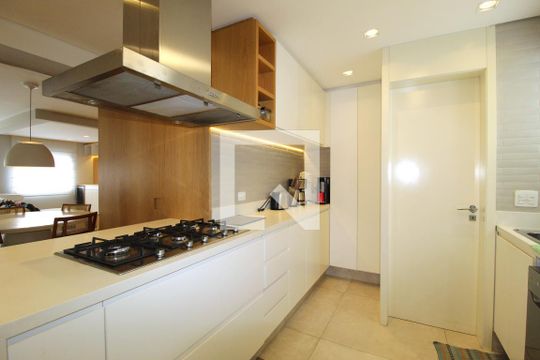 Cozinha de apartamento para alugar com 2 quartos, 120m² em Itaim Bibi, São Paulo