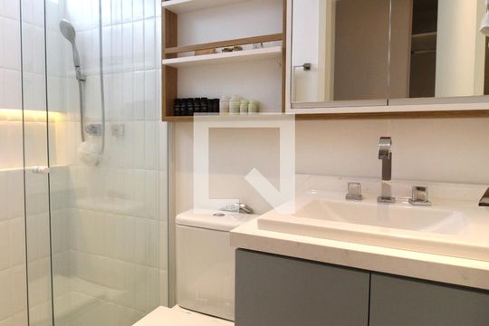 Banheiro da Suíte 1 de apartamento para alugar com 2 quartos, 120m² em Itaim Bibi, São Paulo