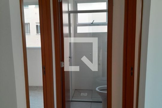 Banheiro de apartamento para alugar com 2 quartos, 42m² em Jardim Arpoador, São Paulo