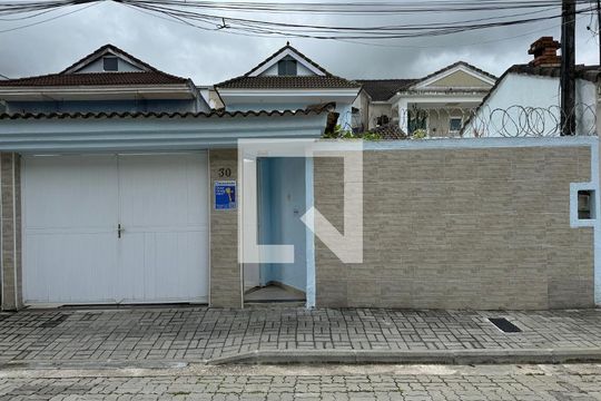Fachada de casa de condomínio à venda com 3 quartos, 180m² em Vargem Pequena, Rio de Janeiro