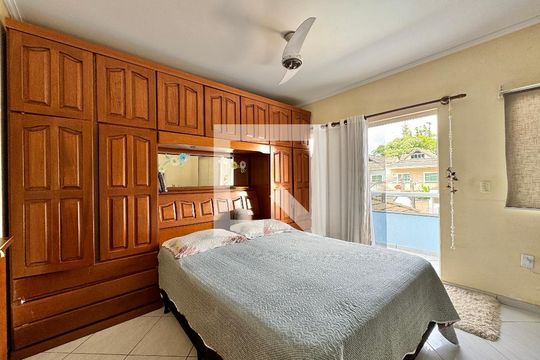 Suíte de casa de condomínio à venda com 3 quartos, 180m² em Vargem Pequena, Rio de Janeiro