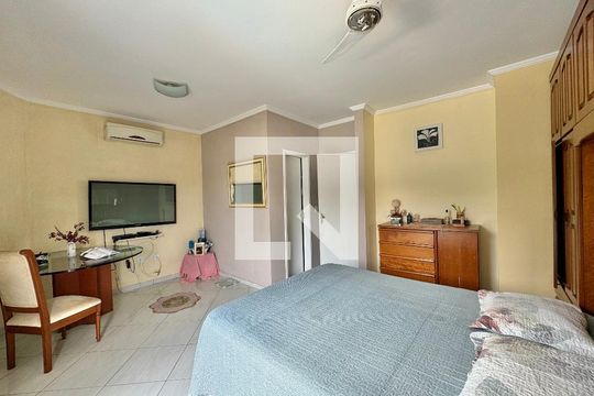 Suíte de casa de condomínio à venda com 3 quartos, 180m² em Vargem Pequena, Rio de Janeiro