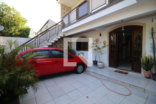 Garagem de casa à venda com 3 quartos, 235m² em Irajá, Rio de Janeiro