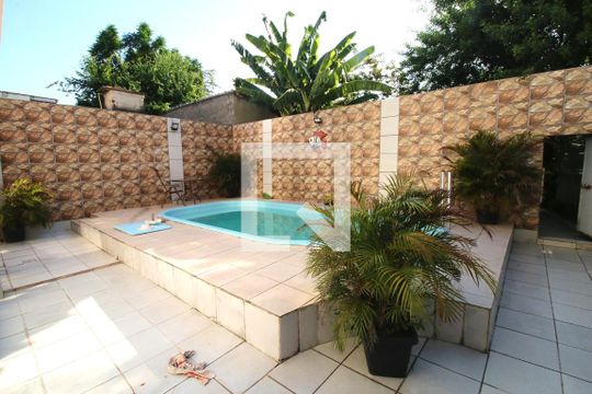 Piscina de casa à venda com 3 quartos, 235m² em Irajá, Rio de Janeiro
