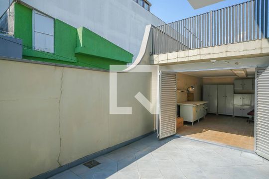 Garagem e quintal de casa à venda com 4 quartos, 256m² em Santa Maria, Santo André