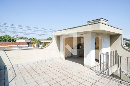 Quintal de casa à venda com 4 quartos, 256m² em Santa Maria, Santo André