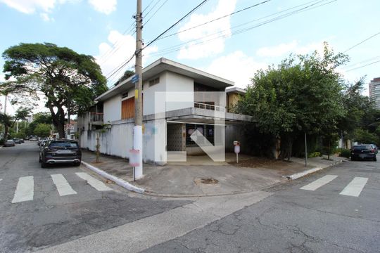 Fachada de casa à venda com 4 quartos, 200m² em Moema, São Paulo