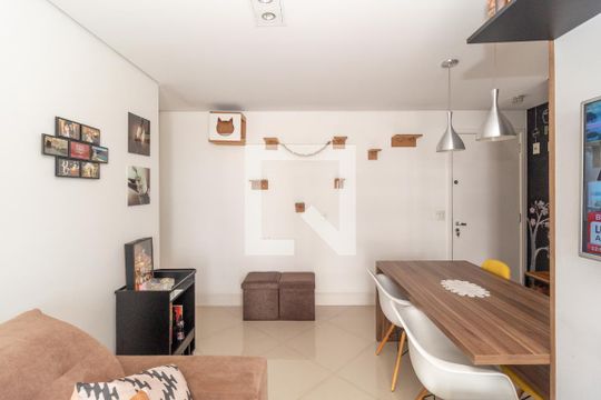 Sala de apartamento à venda com 2 quartos, 56m² em Chácara Seis de Outubro, São Paulo