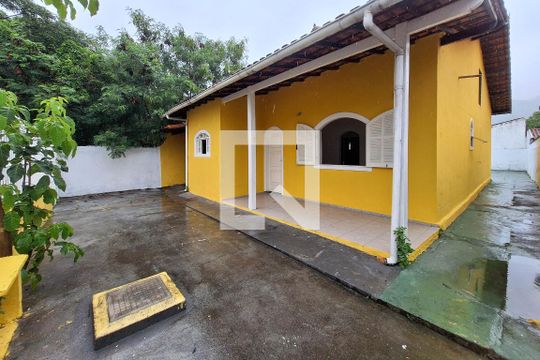 Quintal de casa à venda com 2 quartos, 64m² em Piratininga, Niterói