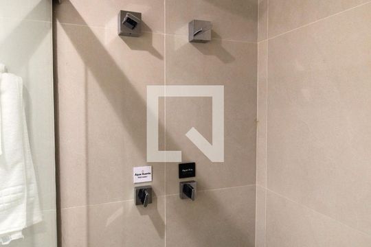 Banheiro de kitnet/studio à venda com 1 quarto, 29m² em Indianópolis, São Paulo