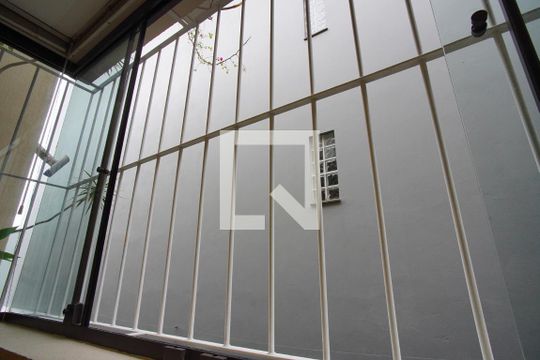 Sala - Vista de apartamento para alugar com 1 quarto, 54m² em Petrópolis, Porto Alegre