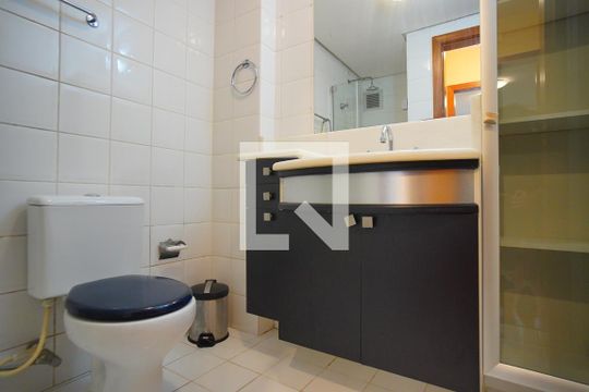 Banheiro da Suíte de apartamento para alugar com 1 quarto, 54m² em Petrópolis, Porto Alegre