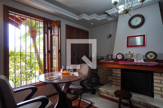 Escritório de casa para alugar com 4 quartos, 310m² em Jardim Lindóia, Porto Alegre