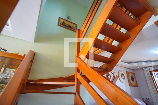 Escada - Segundo Andar de casa para alugar com 4 quartos, 310m² em Jardim Lindóia, Porto Alegre