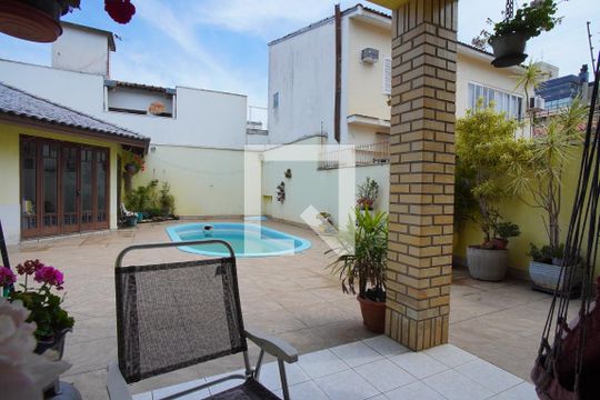 Quintal - Fundos de casa para alugar com 4 quartos, 310m² em Jardim Lindóia, Porto Alegre
