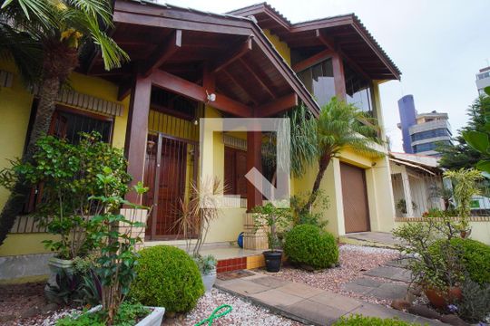 Fachada de casa para alugar com 4 quartos, 310m² em Jardim Lindóia, Porto Alegre