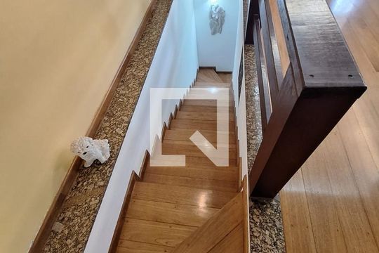 Escada de casa à venda com 5 quartos, 250m² em Ouro Preto, Belo Horizonte
