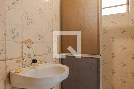 Banheiro de kitnet/studio para alugar com 1 quarto, 38m² em Jardim Dona Leopoldina, Porto Alegre