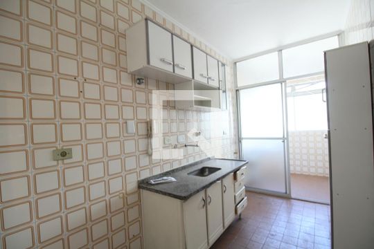 Cozinha de apartamento para alugar com 2 quartos, 67m² em Real Parque, São Paulo