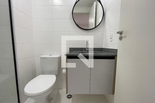 Banheiro de kitnet/studio para alugar com 1 quarto, 24m² em Butantã, São Paulo