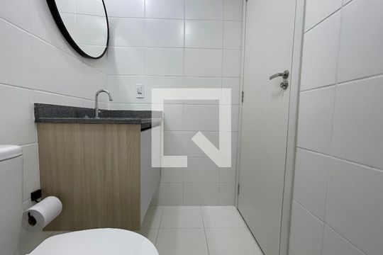 Banheiro de kitnet/studio para alugar com 1 quarto, 24m² em Butantã, São Paulo