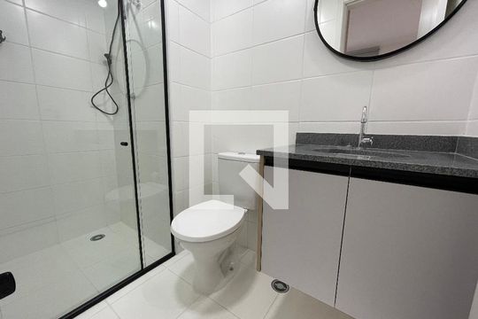 Banheiro de kitnet/studio para alugar com 1 quarto, 24m² em Butantã, São Paulo