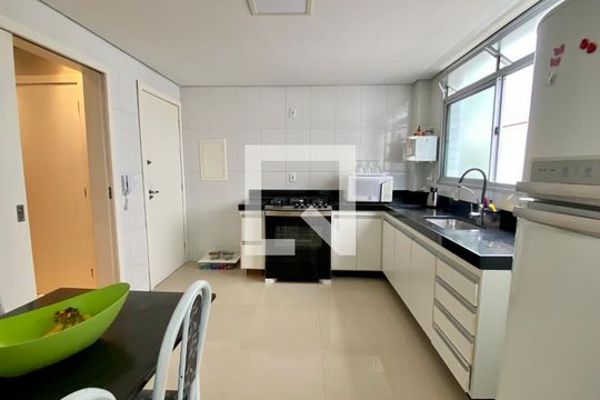 Cozinha de apartamento para alugar com 4 quartos, 135m² em Buritis, Belo Horizonte