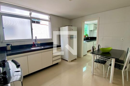 Cozinha de apartamento para alugar com 4 quartos, 135m² em Buritis, Belo Horizonte