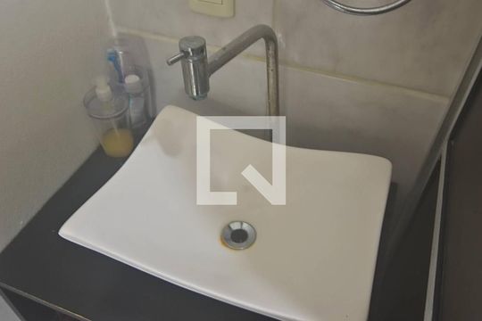 Banheiro de apartamento para alugar com 2 quartos, 45m² em Olaria, Canoas