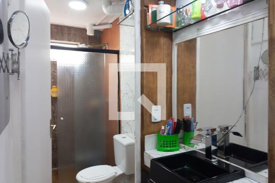 Banheiro de apartamento à venda com 2 quartos, 55m² em Conjunto Residencial José Bonifácio, São Paulo