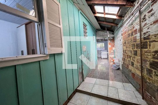 Quintal de casa à venda com 1 quarto, 140m² em Santos Dumont, São Leopoldo
