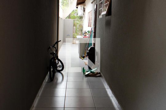 CORREDOR LATERAL de casa à venda com 5 quartos, 200m² em Jardim Santana, Campinas