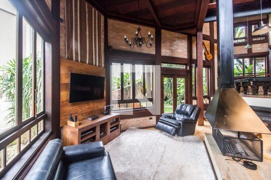 Casa de Condomínio para alugar com 3 quartos, 550m² em Morada dos Pássaros, Barueri