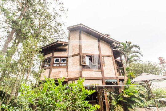 Fachada de casa de condomínio para alugar com 3 quartos, 550m² em Morada dos Pássaros, Barueri