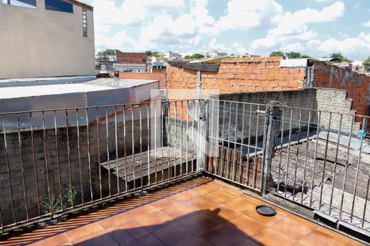 Sacada de casa à venda com 3 quartos, 136m² em Cidade das Flores, Osasco