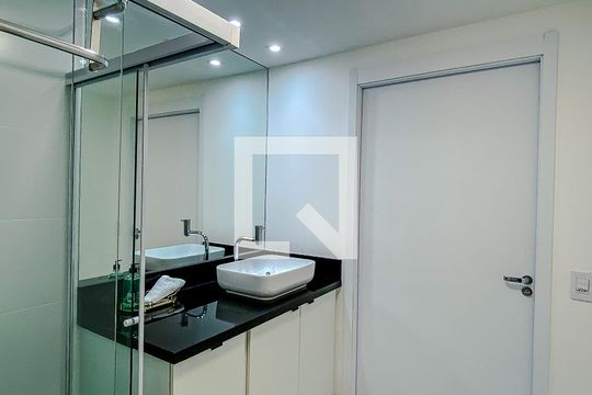 Banheiro de kitnet/studio para alugar com 1 quarto, 21m² em Belenzinho, São Paulo