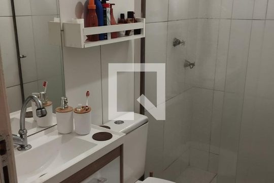 Banheiro de apartamento à venda com 2 quartos, 60m² em Camargos, Belo Horizonte