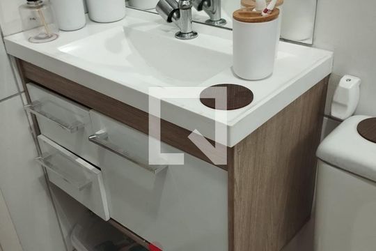 Banheiro de apartamento à venda com 2 quartos, 60m² em Camargos, Belo Horizonte