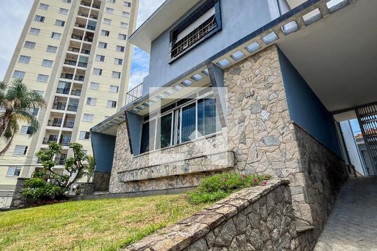 Fachada de casa à venda com 3 quartos, 226m² em Vila Pereira Barreto, São Paulo