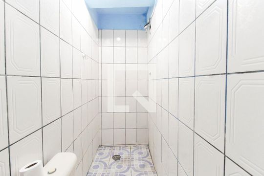 Banheiro de serviço de casa à venda com 7 quartos, 100m² em Conjunto Habitacional Aguia de Haia, São Paulo